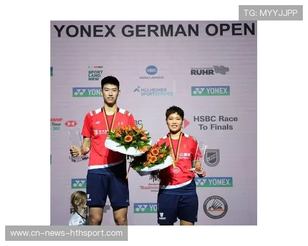 羽毛球选手赢球后拥抱教练引发泪点 羽毛球选手赢球后拥抱教练引发泪点