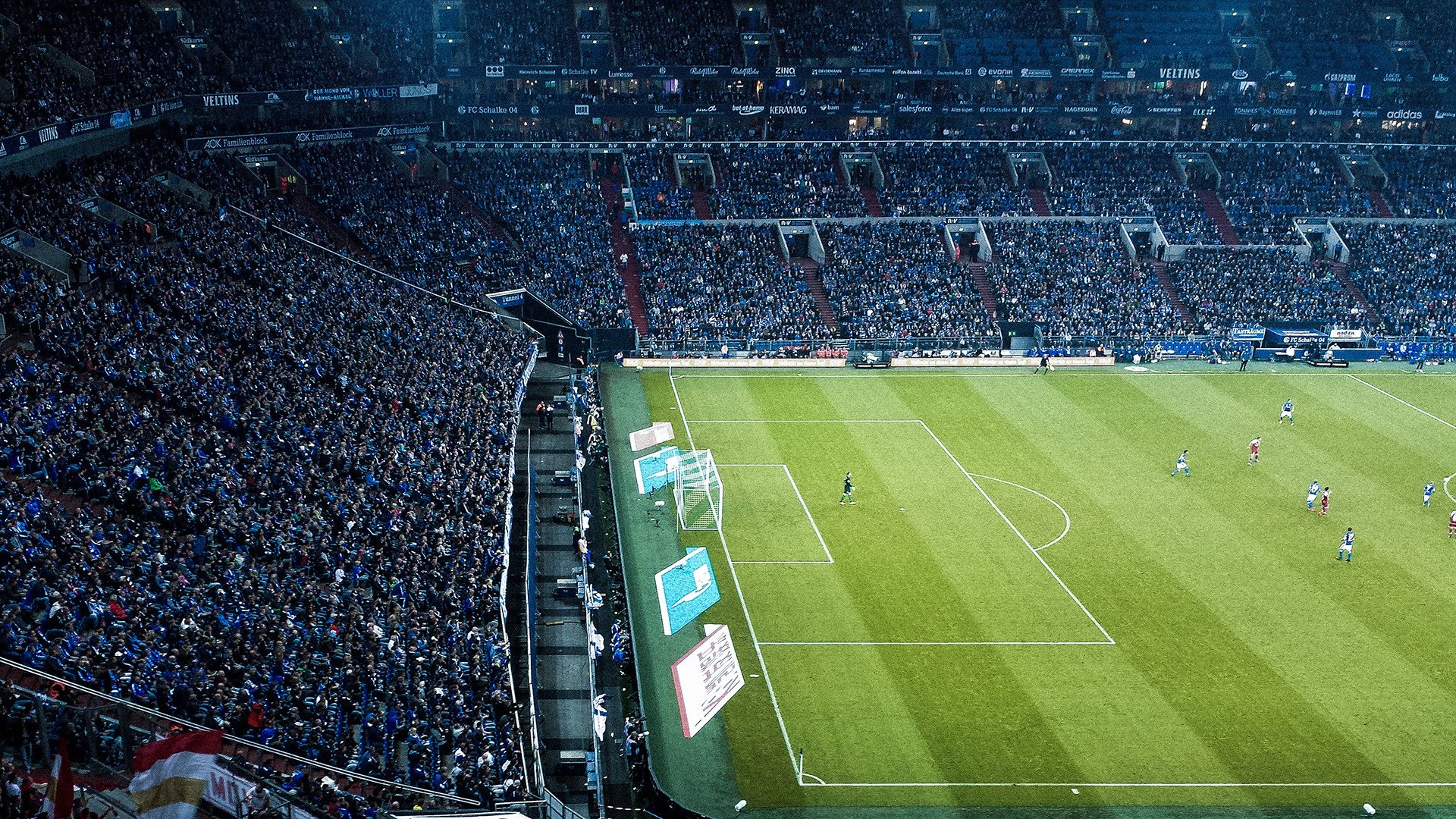 团体合作信任倒下接力赛 增强团队凝聚力